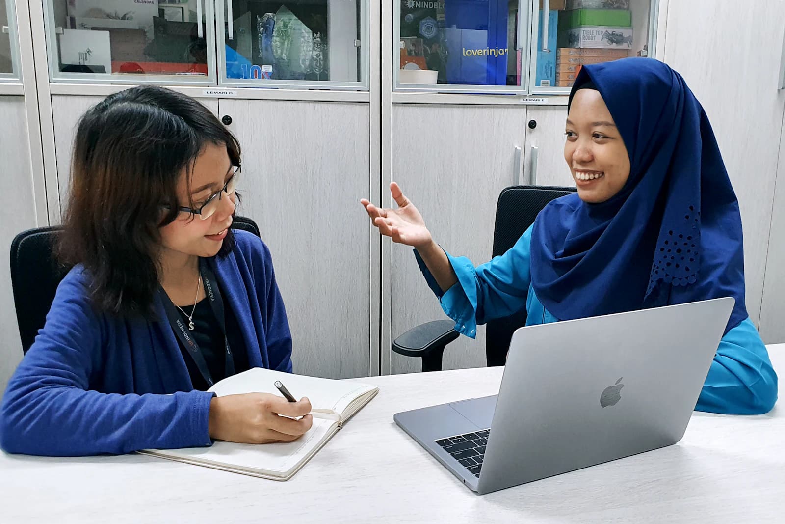 Hai người trong một buổi tư vấn