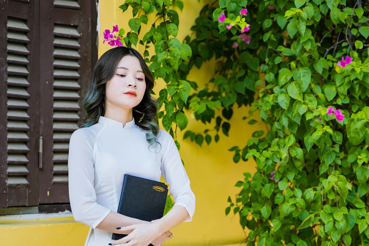 Một coach người Việt cầm sổ tay